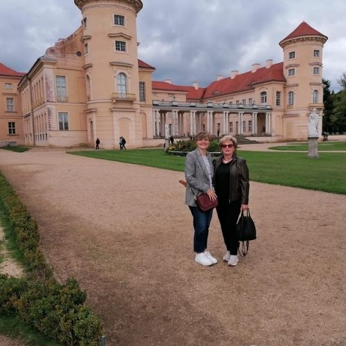Zwei Frauen stehen vor Schloss Rheinsberg