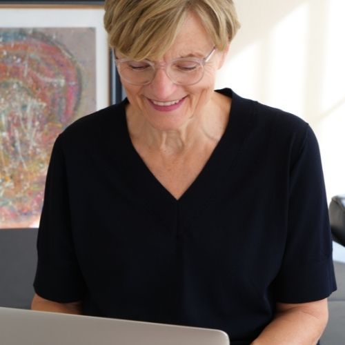 Eine Frau arbeitet am Laptop